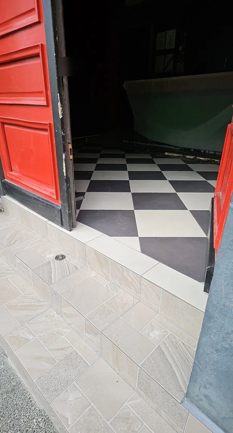 Entrée d'un club privé, sol en damier posé