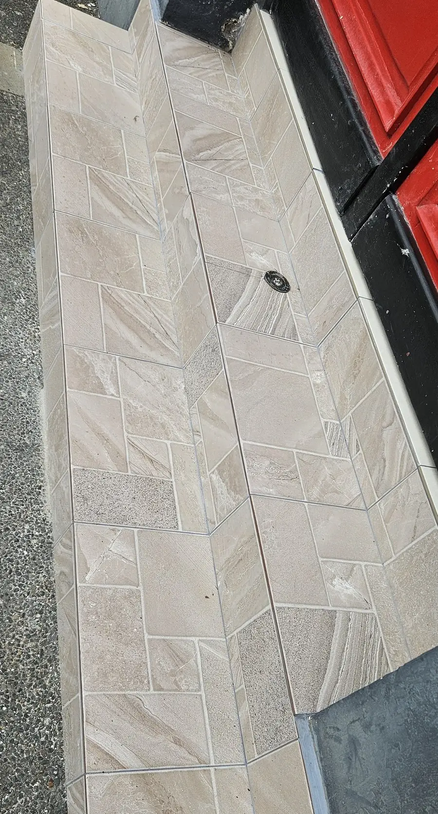 Le même seuil habillé de carrelage effet pierre après travaux.