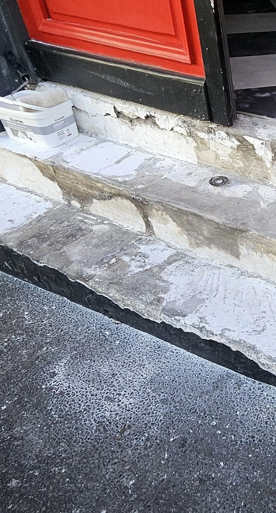 Seuil d’entrée en béton épaufré avant travaux, à Saint-Denis.