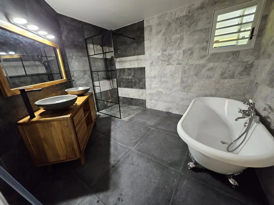 Salle de bain refaite, vue d'ensemble