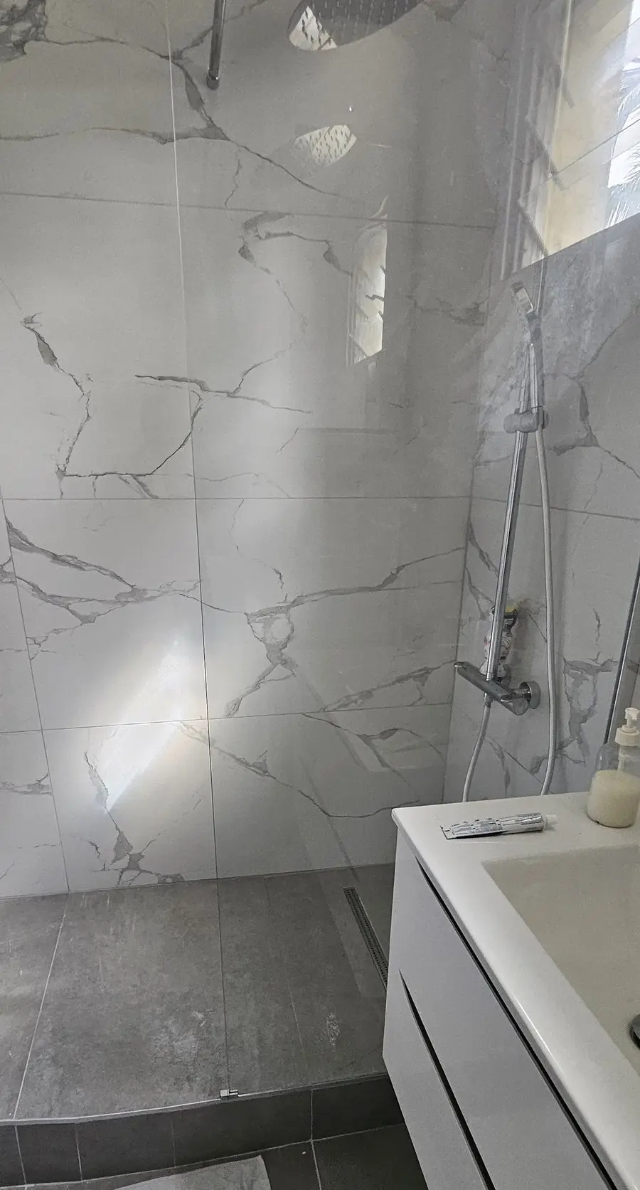 Plan vasque d'une salle de bain rénovée