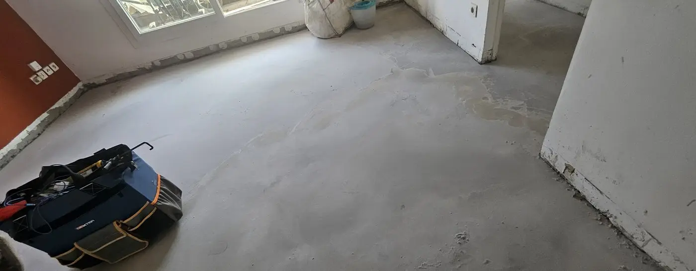 Support fini après ragréage : surface lisse et plane, prête à recevoir le revêtement après séchage.